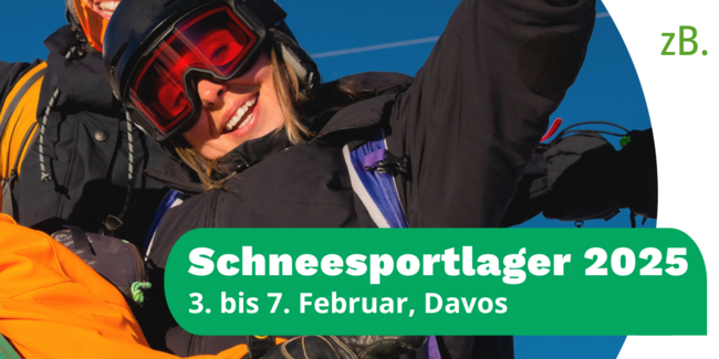 Junge Frau beim Skifahren lacht in die Kamera