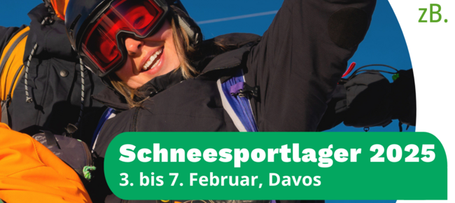 Junge Frau beim Skifahren lacht in die Kamera